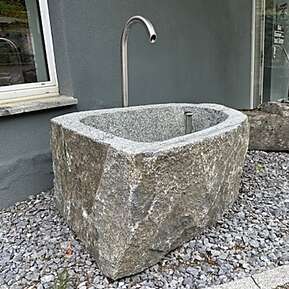 Nr.9 Granitfindlingbrunnen Nr.9 Granitfindlingbrunnen